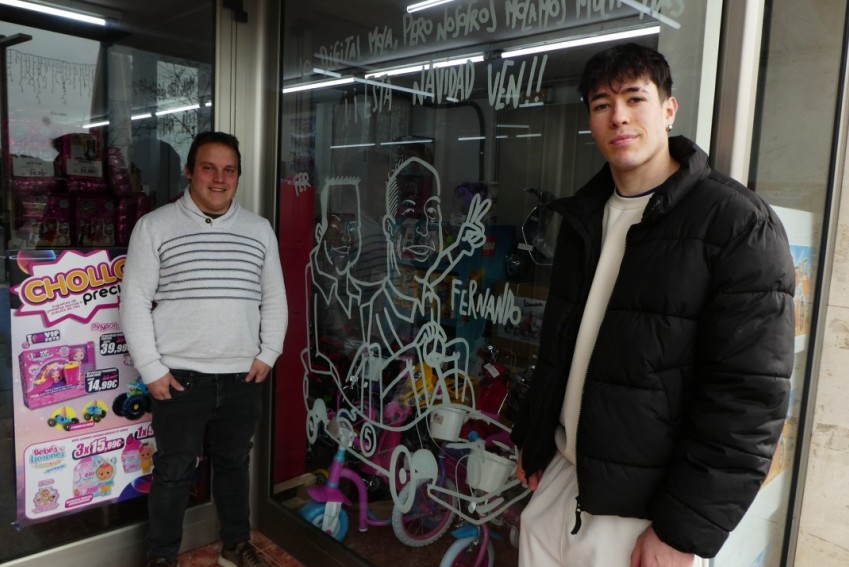 Los comerciantes del Centro Comercial Abierto, protagonistas de los dibujos que ilustran los escaparates de sus tiendas