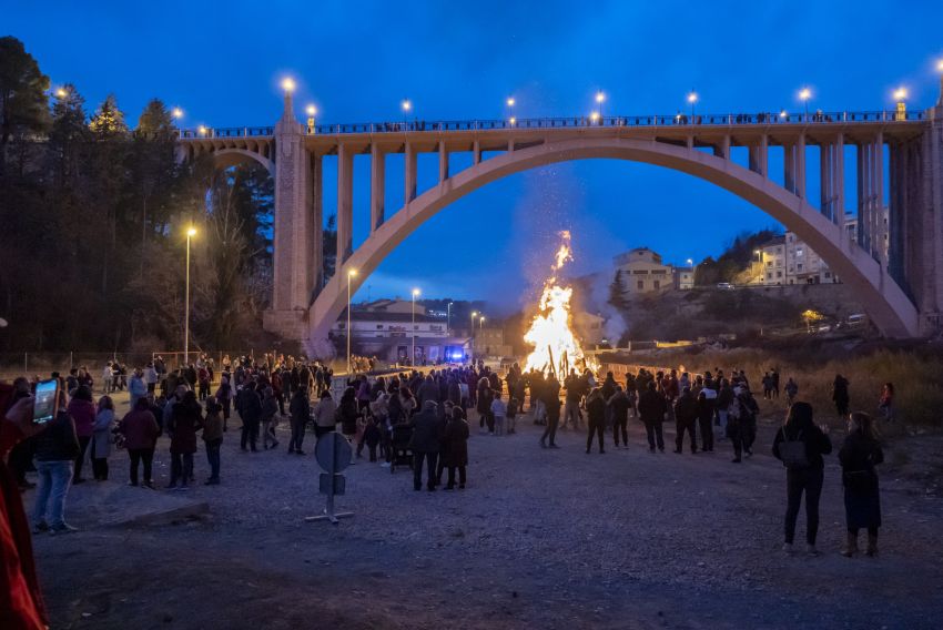 El encendido de la hoguera de San Julián precede a otros fuegos que se extienden por toda la ciudad de Teruel