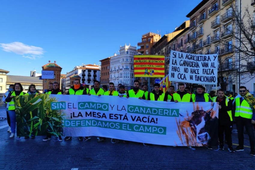 Agricultores y ganaderos inician la marcha por Teruel que culminará con la entrega de sus reivindicaciones en la Subdelegación del Gobierno