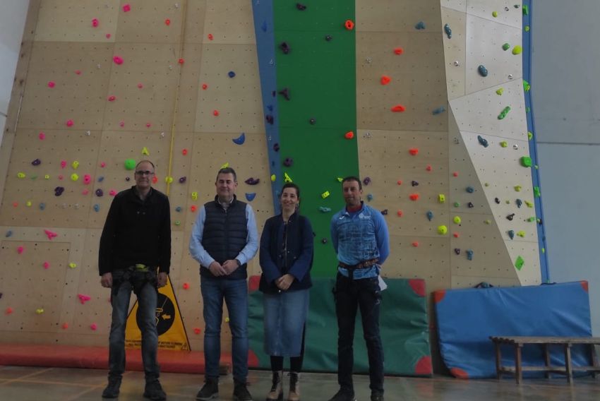 Alcañiz estrena un rocódromo que permite a 16 personas practicar a la vez la escalada