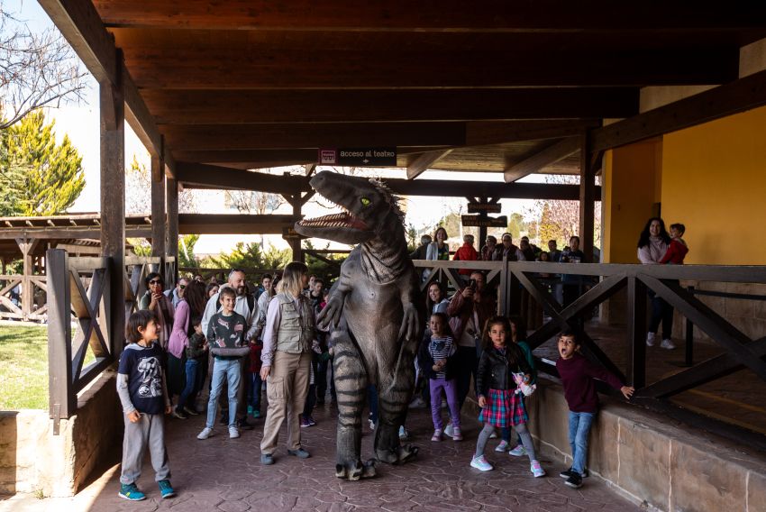 Territorio Dinópolis arranca temporada con el gancho de sus dos nuevos dinosaurios articulados y una gran afluencia de público