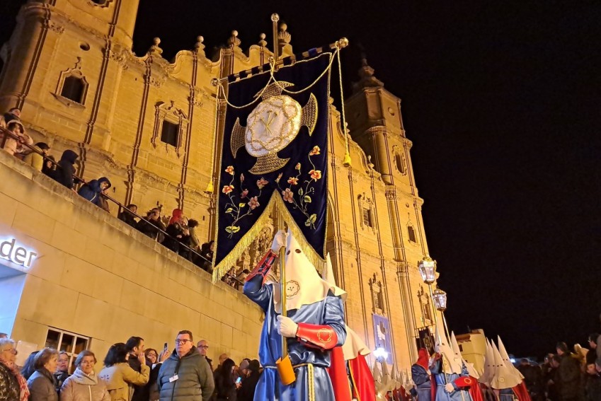 La nutrida Hermandad del Nazareno tiñe de azul, blanco  y rojo la parte alta de Alcañiz