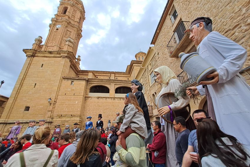 Dos centenares de personas disfrutan de  los gigantes y las dulzainas en Valdealgorfa