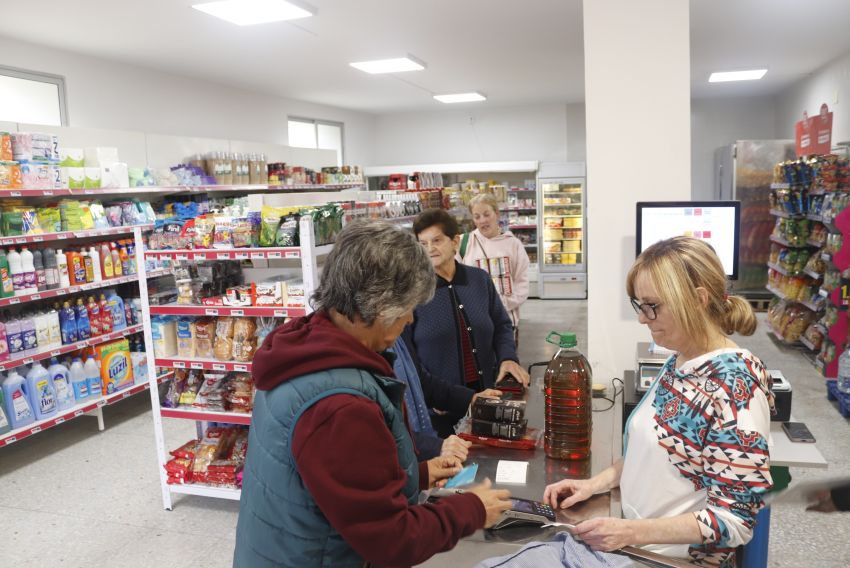 Los vecinos de Palomar de Arroyos ya pueden ir a comprar de nuevo a la tienda del pueblo