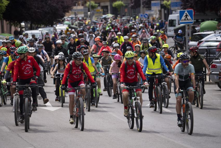 La amenaza de  lluvia no desluce el Día de la Bicicleta en Teruel