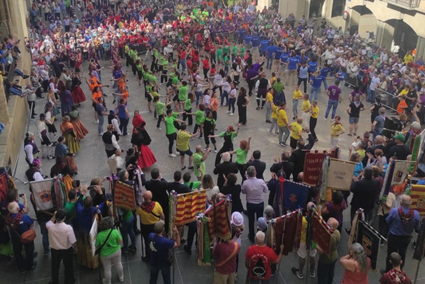 Buen ambiente, mucho folclore, reencuentros y un récord Guinness en la cita anual de las Casas de Aragón celebrada en Alcañiz