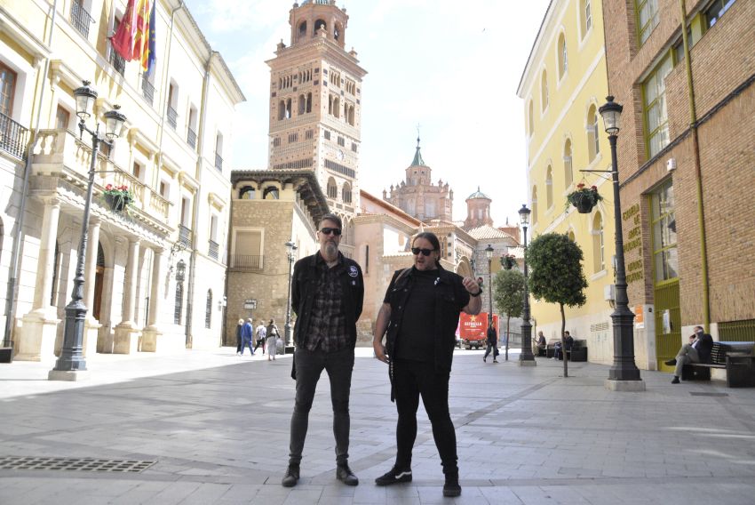 Fabián Navarrete y Gustavo Ramos, cantante y baterista de EFFE. Navarrete: “La edad pasa factura en esto  del rock and roll... pero existe el Ibuprofeno”