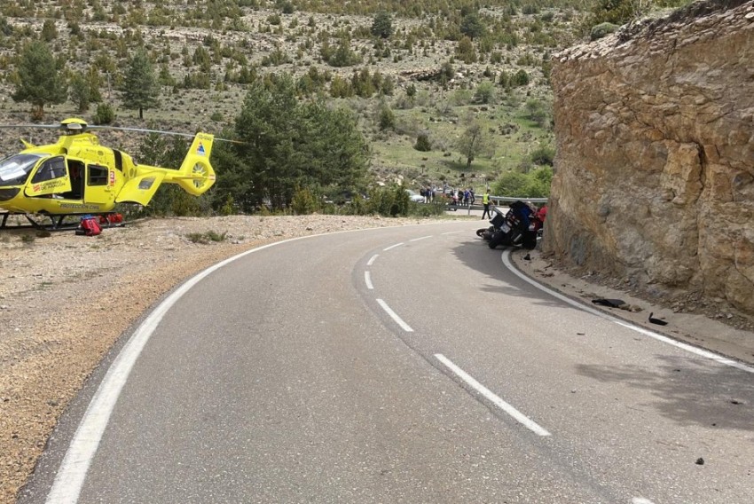 Herido grave un motorista al perder el control en una curva y chocar con un camión en La Cañada de Benatanduz