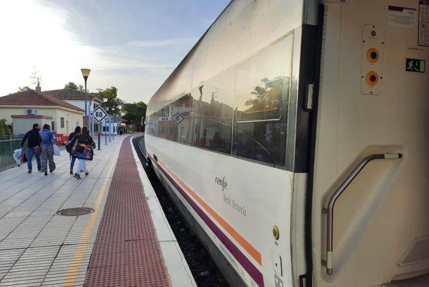 Renfe habilita un tren especial y refuerza sus servicios habituales para desplazarse a Teruel durante La Vaquilla 2024
