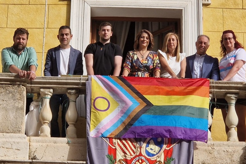 El Ayuntamiento de Teruel se suma al Día Internacional del Orgullo con la colocación de la bandera  LGTBI+ en el balcón principal de su fachada y la lectura de un manifiesto