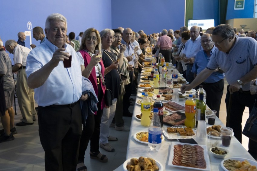 Los mayores disfrutan de su tarde más entrañable llena  de reencuentros