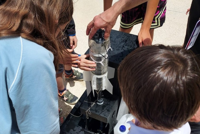 Jóvenes con altas capacidades disfrutan de  la ciencia en Teruel con estrellas y dinosaurios