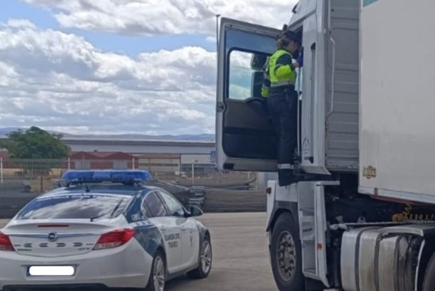 La Guardia Civil de Teruel formula 34 denuncias a conductores en un dispositivo de control del transporte realizado en la autovía A-23, término municipal de Villafranca del Campo