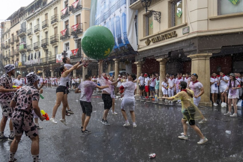 La fiesta en la que todo es posible,  hasta nadar y remar junto al Torico