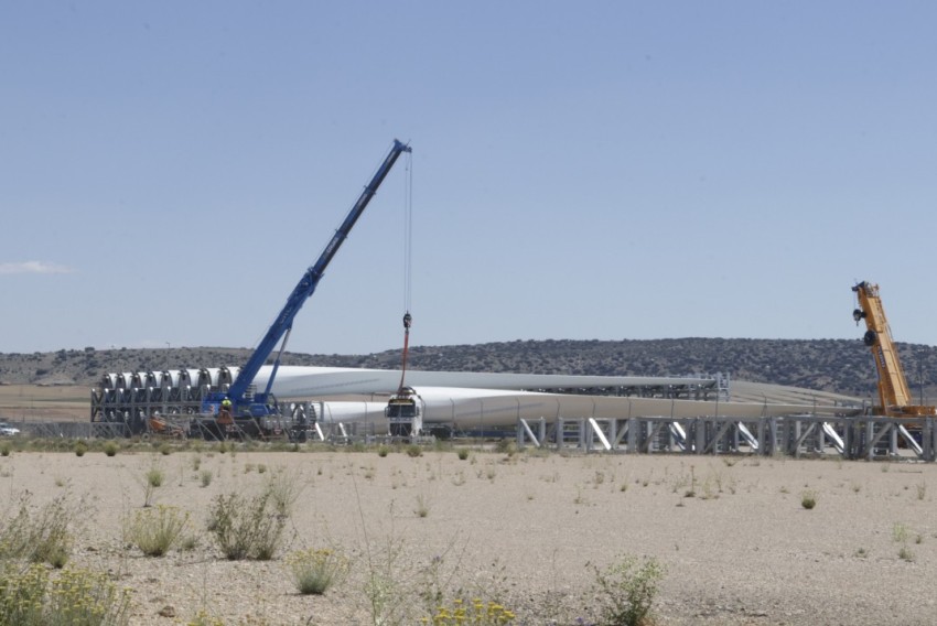 Los aerogeneradores del Clúster Maestrazgo se almacenan en el Aeropuerto de Teruel