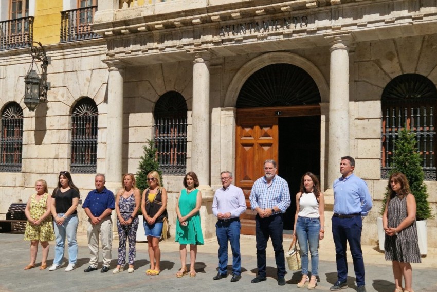 El consistorio guarda un minuto de silencio como repulsa por los últimos casos de violencia de género