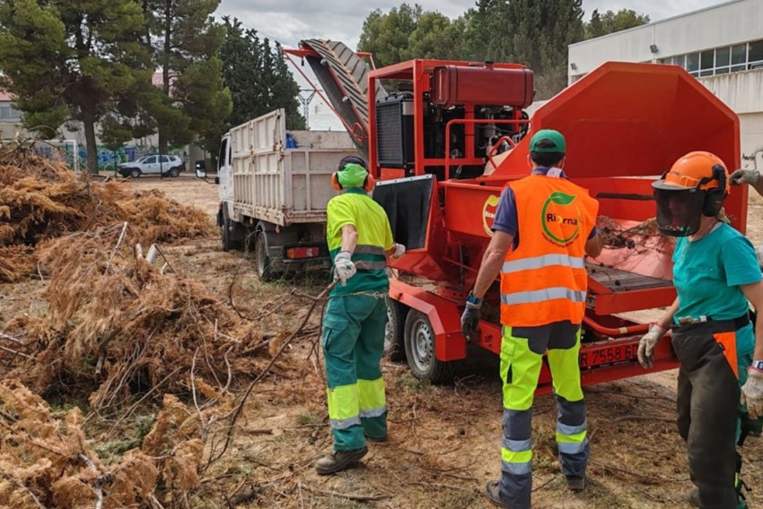 El Ayuntamiento de Alcañiz adquiere una nueva biotrituradora remolcable para convertir material de poda en serrín