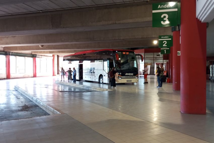 La Ley de Movilidad Sostenible, que prevé suprimir paradas de autobús, está atascada en el Congreso