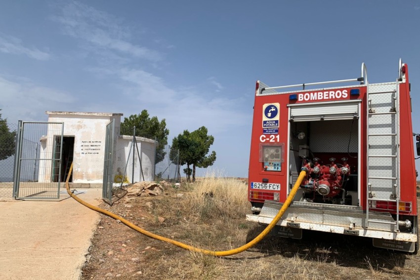 Los bomberos de la DPT llevan agua a Mirambel y este miércoles suministrarán a Cantavieja