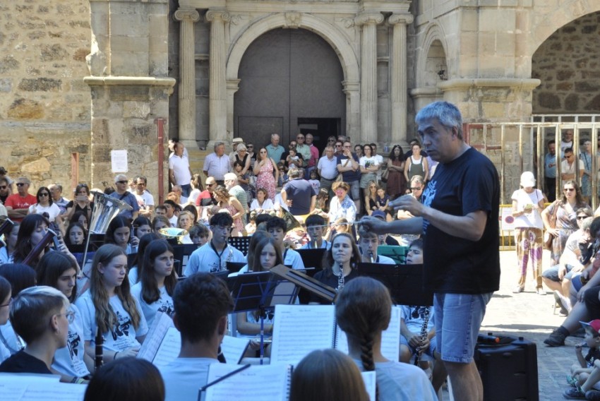 Alcalá vuelve a aplaudir a los músicos en su despedida y los emplaza para el año que viene