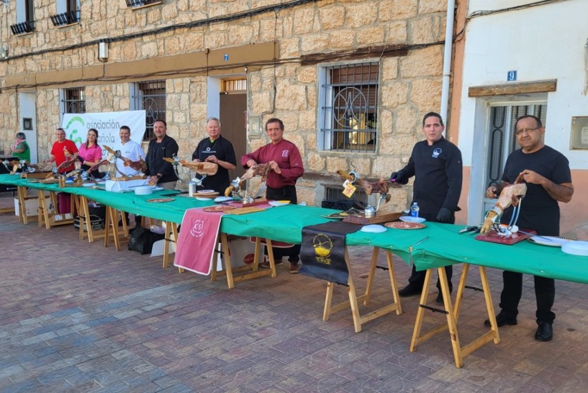 Hasta 13 cuchillos  en el VI Encuentro de Cortadores de Jamón Valle del Alfambra