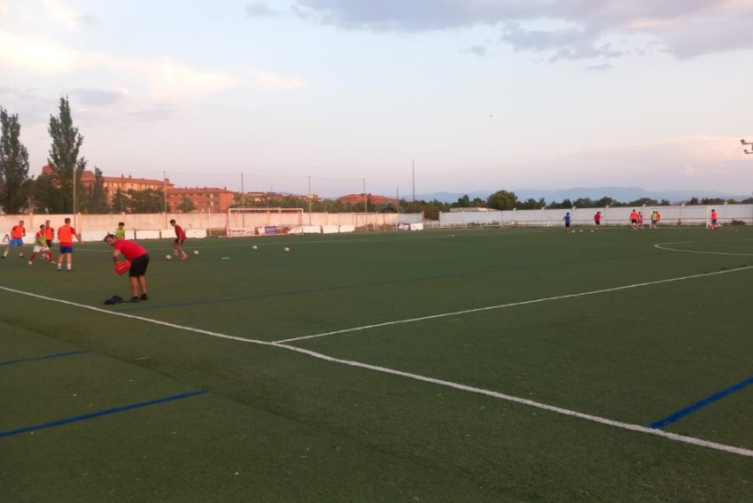 El Atlético Teruel da inicio sobre el césped a su pretemporada