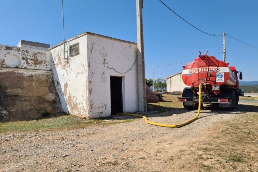 Los Bomberos de la Diputación de Teruel suministran 252.000 litros de agua a cuatro municipios