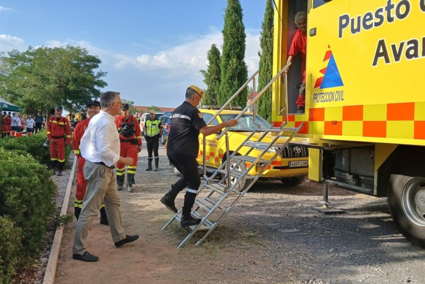 Los servicios de extinción esperan dar por controlado este martes el fuego en Corbalán