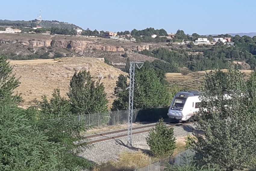 Teruel Existe denuncia la inacción del Mitma y Adif ante la instalación de postes de electrificación en tramos ferroviarios destinados al Corredor Cantábrico-Mediterráneo