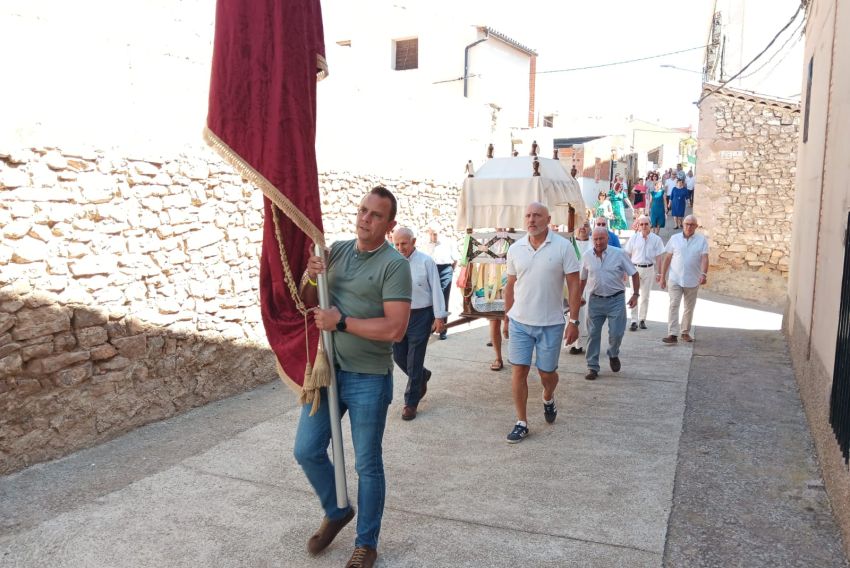 La cabalgata de disfraces, la traca y el pregón desatan la fiesta en Singra