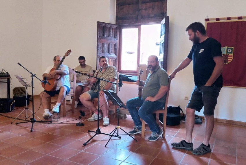 La tradición del guitarrico se preserva en el Maestrazgo con Armando Ayora