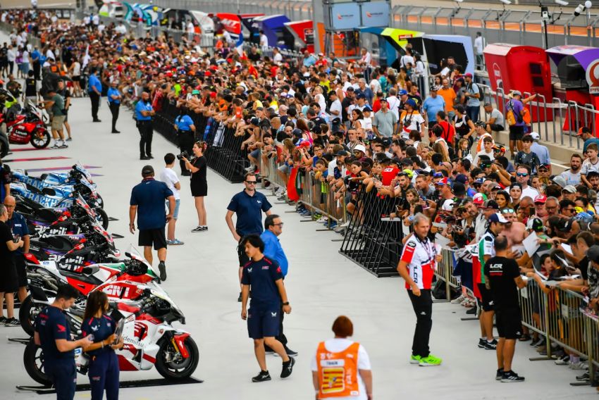 La afición aprieta en las puertas abiertas del Pit Lane de Motorland