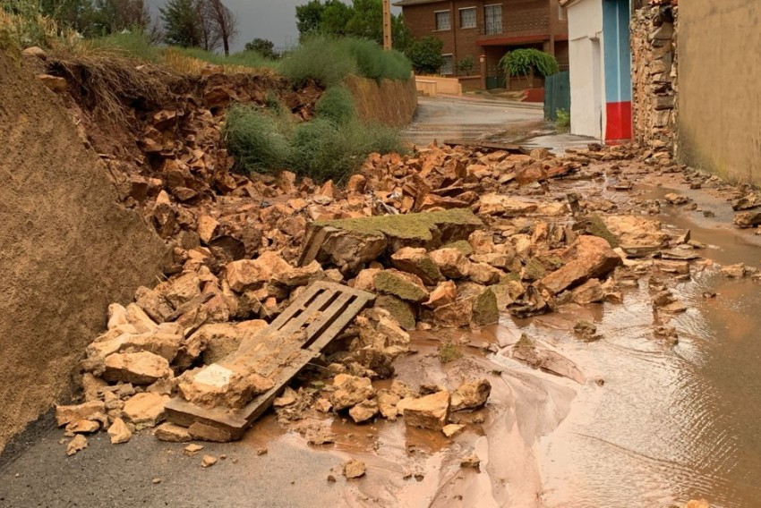 La DPT trabaja en la limpieza de cinco carreteras afectadas por encharcamientos y arrastres de tierra tras las tormentas del jueves