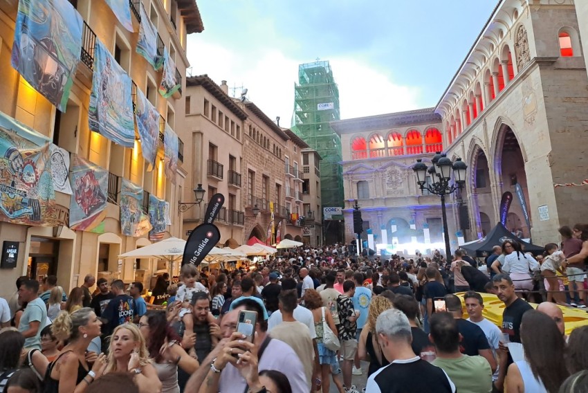 La gran familia del motociclismo mundial desata su fiebre en la gran fiesta de Alcañiz