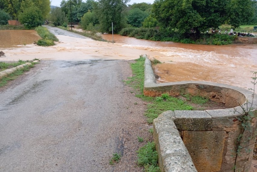 El río Jiloca se desborda y corta por quinto día la N-234 a su paso por Burbáguena