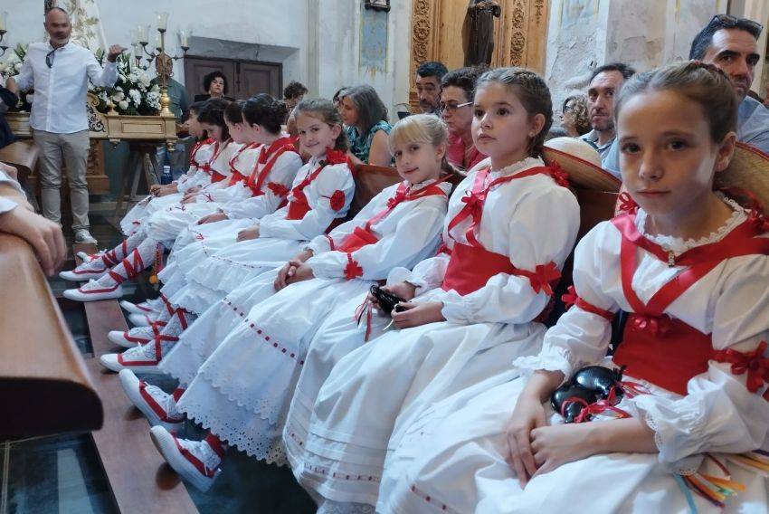 Los danzantes de Alcalá  y La Iglesuela perpetúan una tradición multicolor