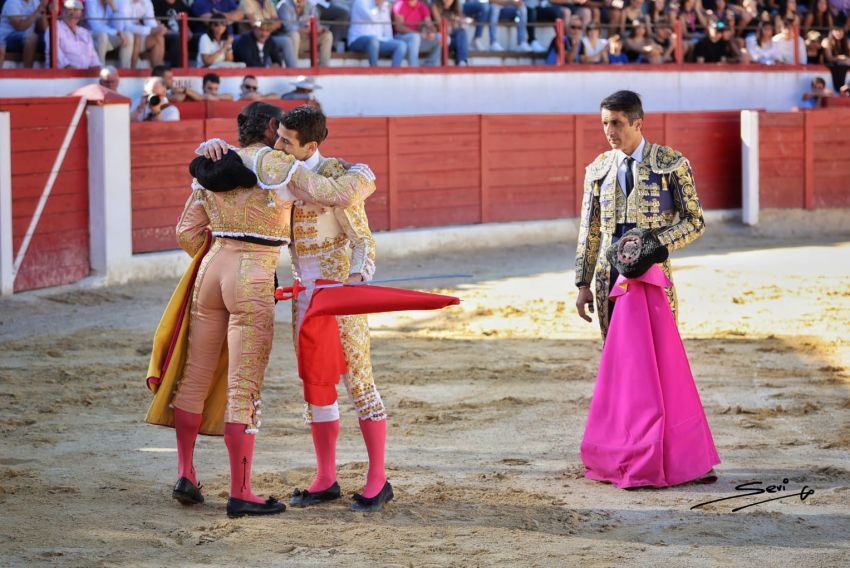 Solitaria oreja de Sánchez Vara en Andorra con Javier Castaño sustituyendo a Chacón