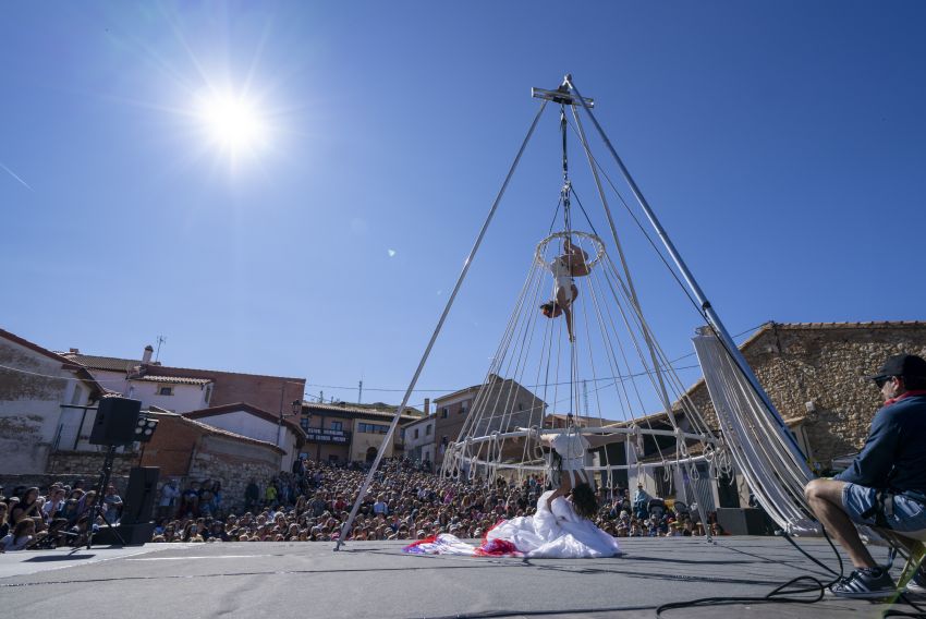 Las calles de Pancrudo se llenan de ‘gaires’ en la XVI edición del festival de artes escénicas