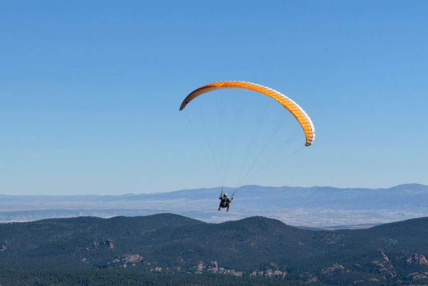 Jabaloyas aspira a acoger el campeonato nacional de parapente de precisión