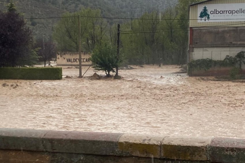 Un fuerte aguacero causa daños en la zona de la rambla de Valdevécar, en Albarracín