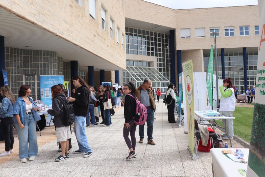 El voluntariado  explora nuevos cooperantes en la Feria Universitaria