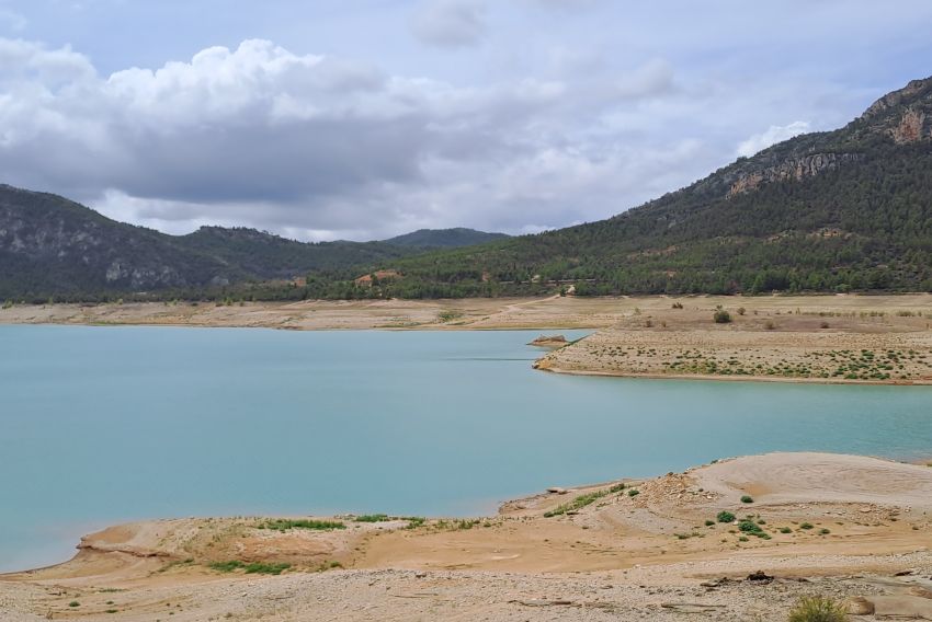 La toma de agua flotante a reparar en Cueva Foradada entrará en servicio el mes de enero