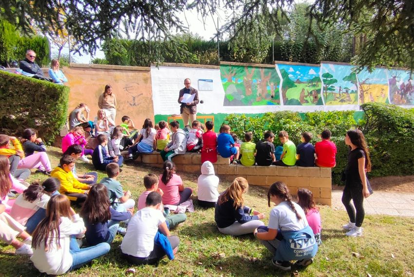 Siete millones de años de evolución humana en 30 metros de mural en la Universidad