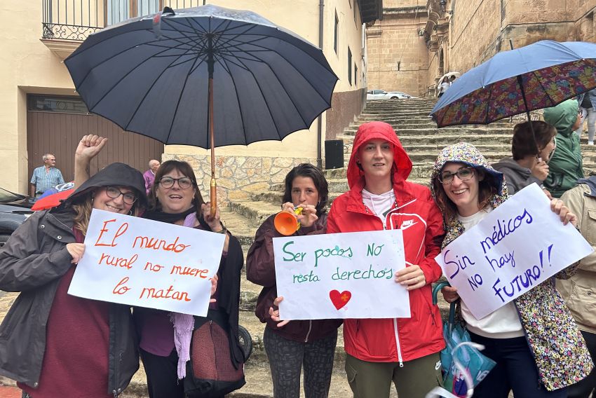 La lluvia no impide que al menos 300 personas se manifiesten en Aguaviva en defensa de la sanidad rural