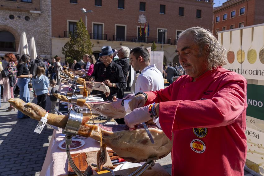 La gente se vuelca con los actos de la AECC y el vermú solidario recauda más de 4.300 euros