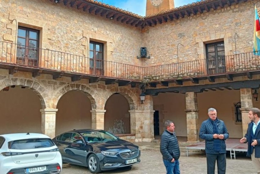 Blasco estudiará financiar con el Fite la remodelación de la plaza Mayor de Albarracín