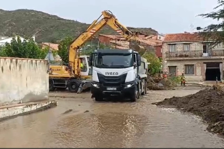 Los bomberos de la DPT achican agua en viviendas en Libros y llevan agua de boca a Navarrete e Híjar