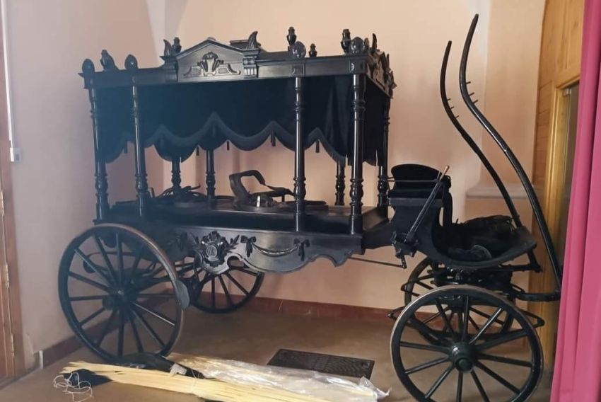 El museo de la Semana Santa de Alcorisa exhibe un carro fúnebre