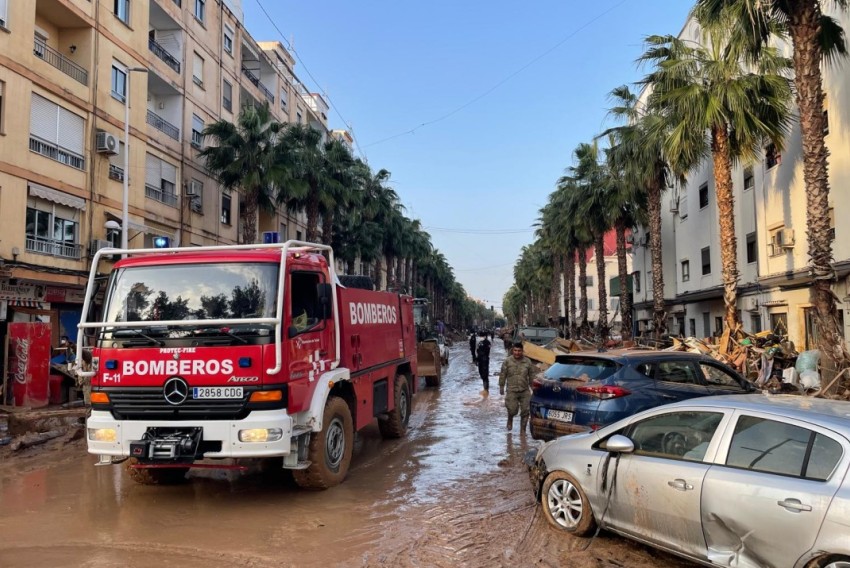 Las 244 personas del dispositivo aragonés, que integra a bomberos de la DPT, han limpiado el 20 % de las calles de la zona que tiene asignada en Catarroja