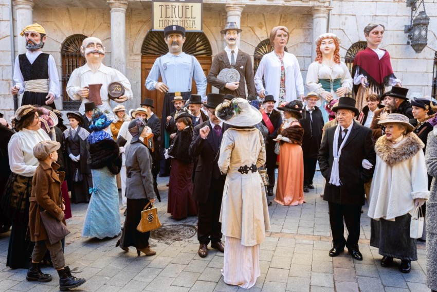 La Fundación Bodas de Isabel organiza un taller de indumentaria para participar en la Semana Modernista